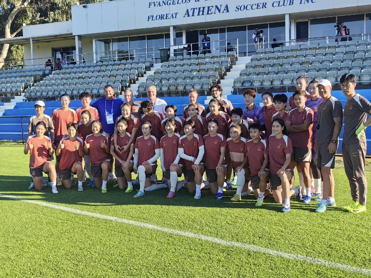 kaiyun sports-中国女足珀斯最后一练，场地工作人员与全队合影留念