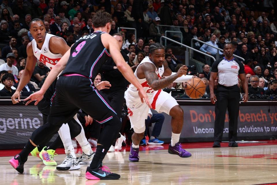 体育直播-锁定连4年打附加赛！热火遭猛龙三杀 巴恩斯25+8+5热巴13中2