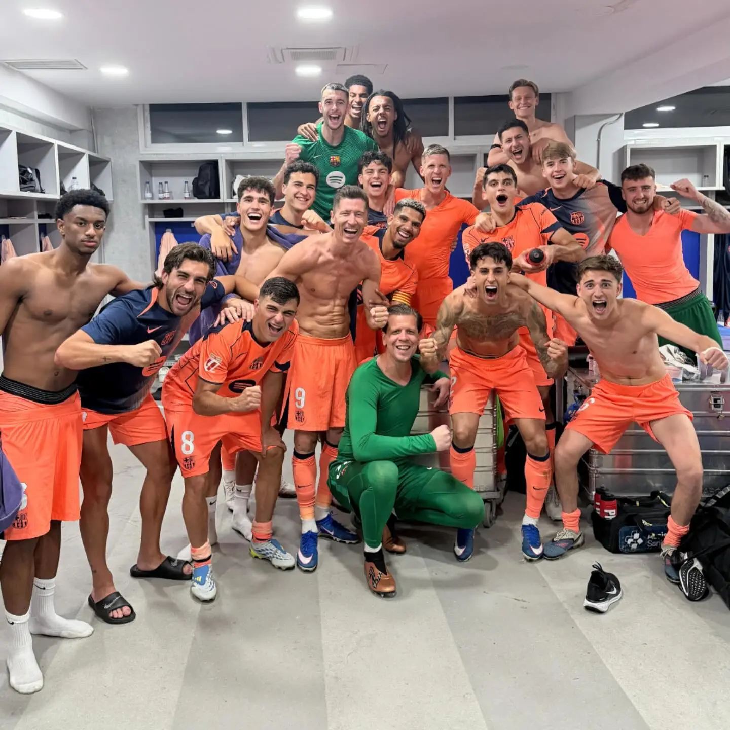 开云平台-费兰社媒发布更衣室合照：差一点，就只差一点了…